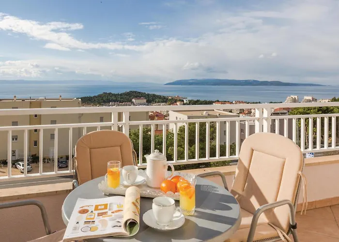 Awesome Apartment In Makarska With Kitchen